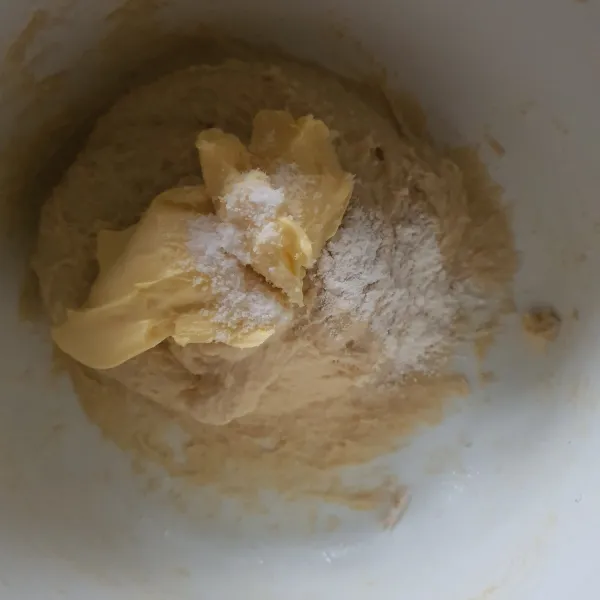 Mixer sampai setengah kalis. tambahkan butter margarin dan garam. Mixer hingga kalis. sekitar 20-30 menit.