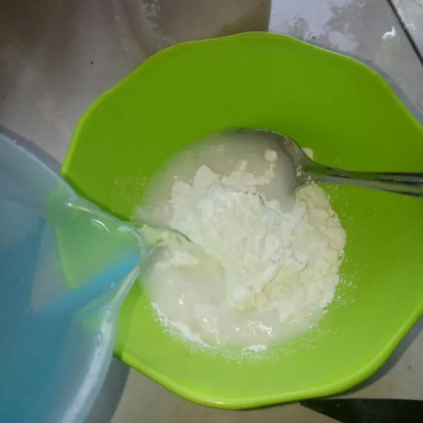 Selagi menunggu lapisan merah, larutkan bahan B : tepung beras, tepung tapioka, garam dan air. Aduk sampai tercampur rata.