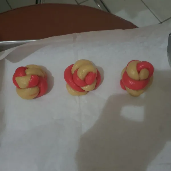 Tata di loyang lalu proofing 1 jam atau hingga mengembang 2x lipat. Tutup dengan lap basah.