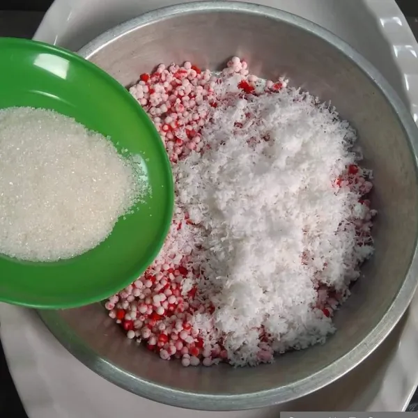 Masukkan gula pasir dan garam