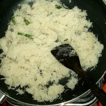 BUAT UNTI KELAPA :  Masukkan kelapa parut, garam, gula dan daun pandan kedalam wajan anti lengket, masak sampai benar-benar matang agar tidak mudah basi.