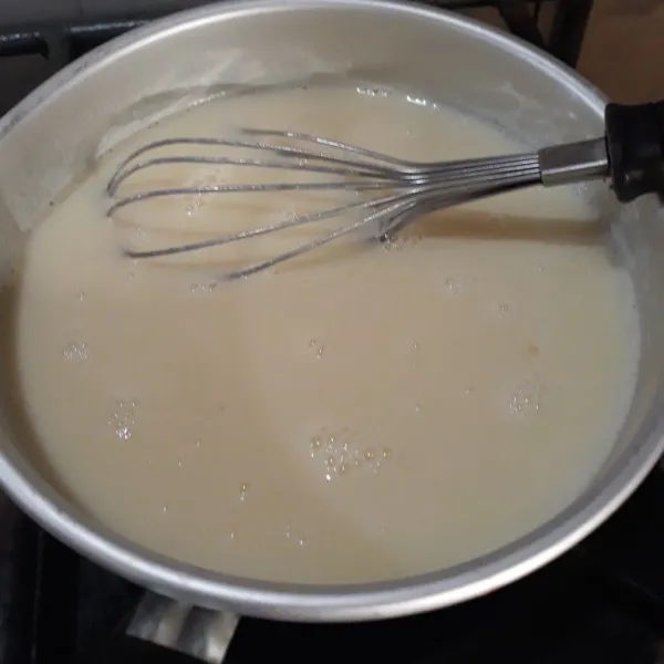 Tambahkan susu cair masak sampai mendidih matikan kompor.