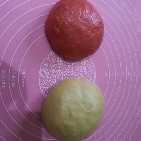 Keluarkan adonan. Bagi 2 dan beri satu bagian dengan warna merah. Uleni sebentar lalu istirahatkan adonan 10 menit.