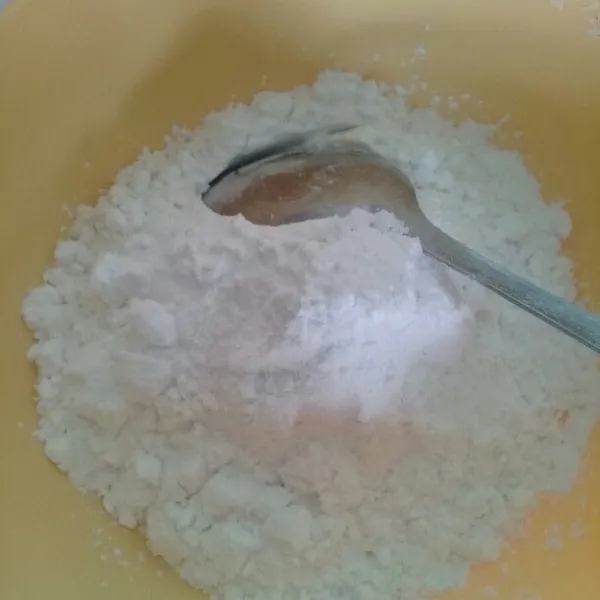 Campurkan tepung terigu, tepung tapioka, garam dalam satu wadah.