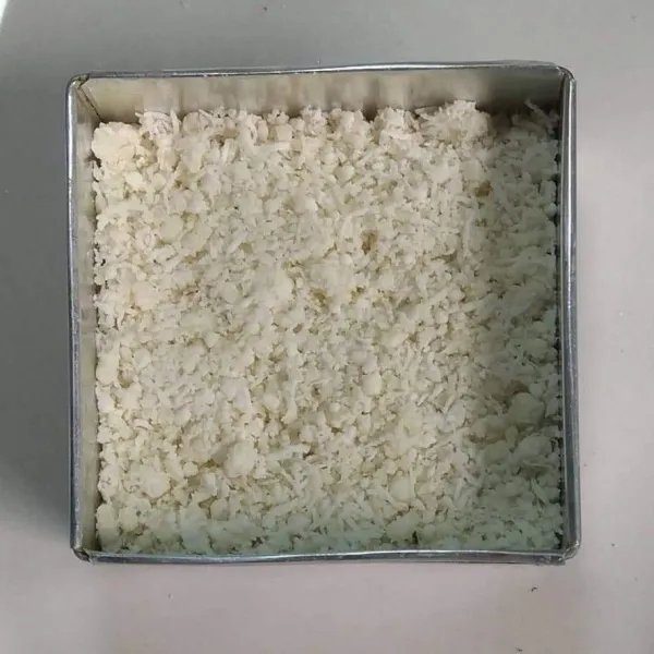 Masukkan separo adonan awug ke dalam cetakan yang sudah di alasi daun pisang kluthuk