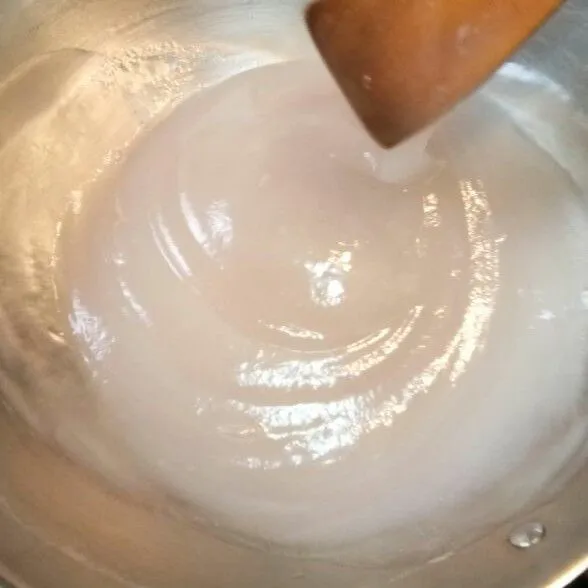 Aduk terus sampai sampai sagu mengental dan lengket lalu sisihkan.