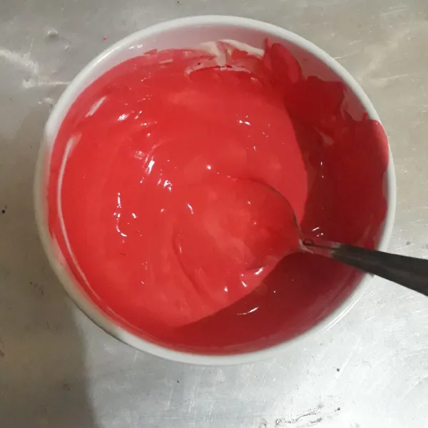 Ambil adonan secukupnya lalu beri pasta red velvet aduk hingga rata.