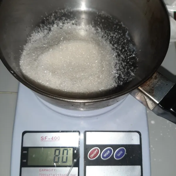 Di panci, siapkan gula pasir.