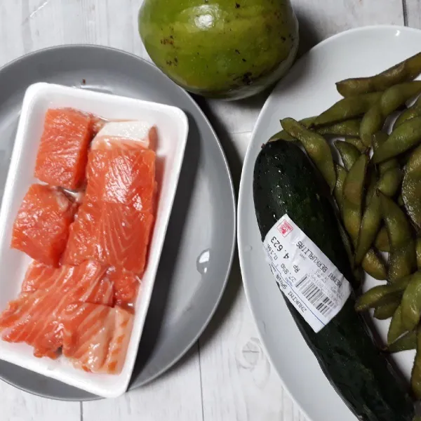 Siapkan ikan salmon, edamame, timun jepang dan buah alpukat