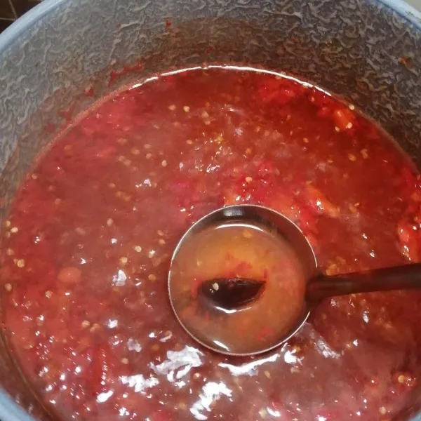 Lalu bumbui dengan gula, garam dan terasi aduk sampai larut,koreksi rasa asin dan manisnya. Kalau sdh pas, matikan api lalu biarkan kuah dingin.