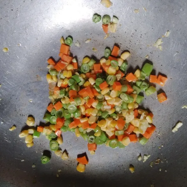 Tumis bawang putih yang sudah digeprek hingga harum, masukkan sayuran dan masak hingga agak layu
