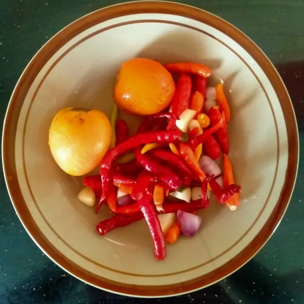 Kemudian cuci bersih lombok, tomat, bawang putih, dan bawang merah.