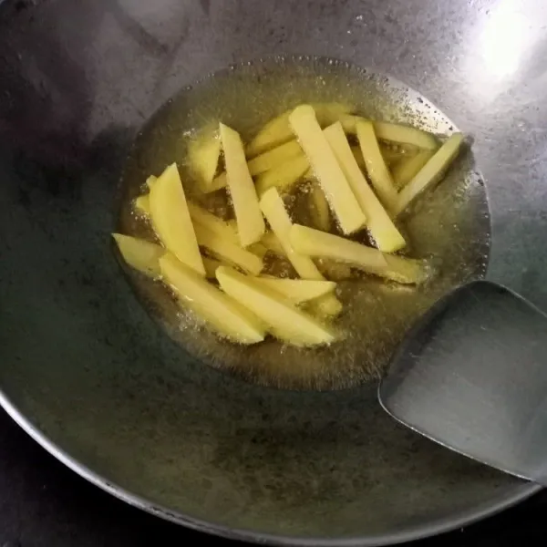 Goreng kentang yang telah dibumbui, sisihkan kemudian goreng buncis sebentar lalu sisihkan
