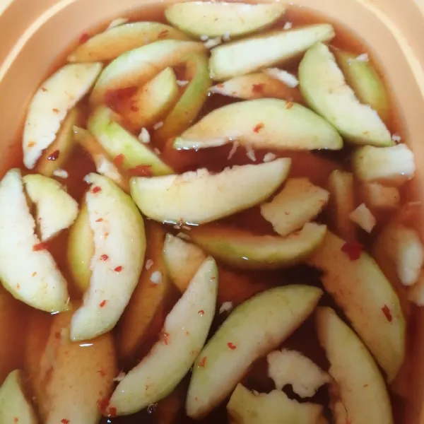 Kalau kuah sudah benar-benar dingin, tuang kedalam campuran buah kedondong.