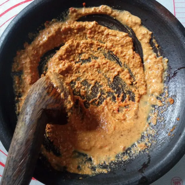 Tambahkan air panas sedikit demi sedikit sambil diaduk dengan ulegan sampai didapat kekentalan yang diinginkan.