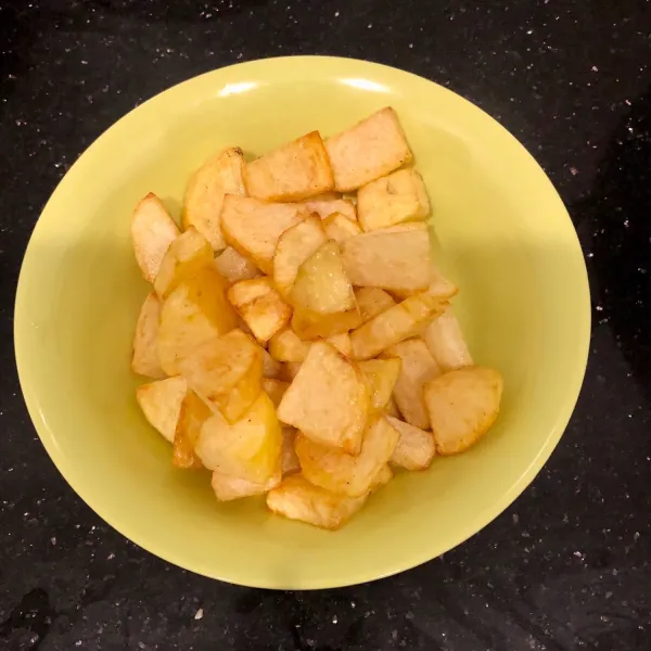 Potong kentang sesuai selera lalu goreng hingga berwarna kecoklatan. Angkat dan tiriskan.