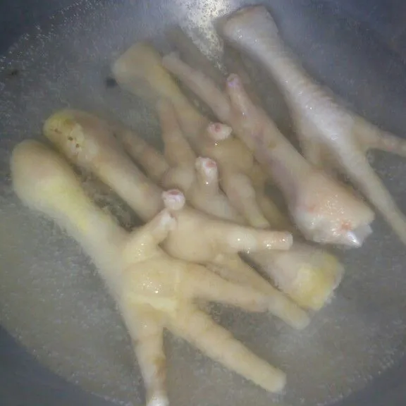 Bersihkan ceker ayam kemudian rebus hingga daging empuk.