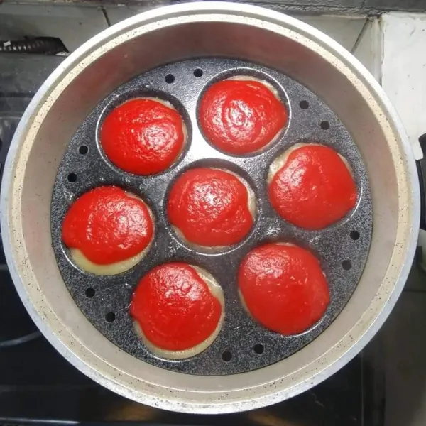 Masukkan adonan merah ke atas apem putih, tutup dan masak sampai matang, selama 20 menit