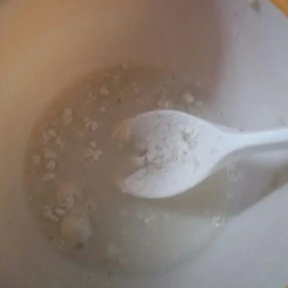 Siapkan 1 sdm tepung tapioka yang sudah diberi air secukupnya.