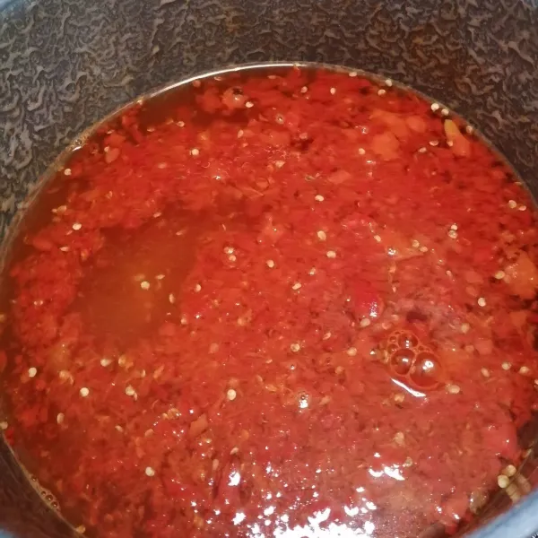 Panaskan air lalu masukan bumbu yang sudah di haluskan, biarkan mendidih.