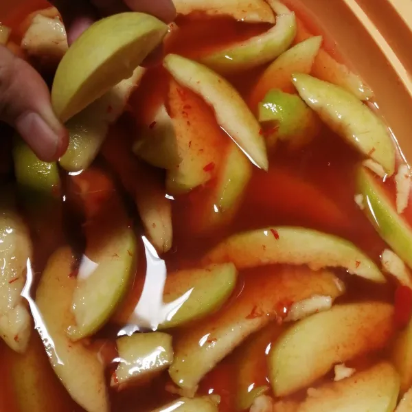 Kucuri dengan perasan lemon dan masukkan kulkas, biarkan dingin dulu baru siap dinikmati.