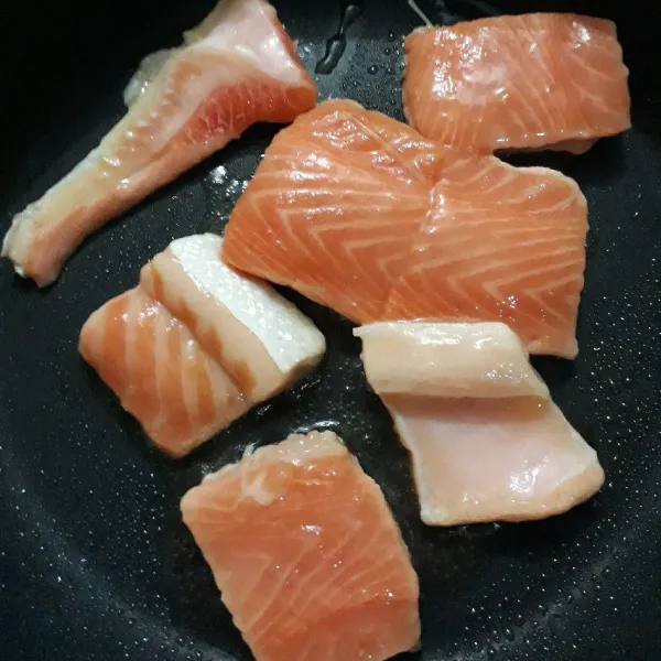 Panggang salmon di teflon