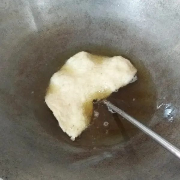 Panaskan minyak, goreng kerupuk udang seprti biasanya (mengembang dan matang).