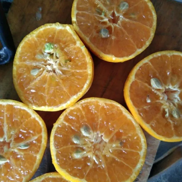 Potong-potong jeruk.