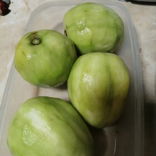 Kupas dan cuci bersih buah kedondong