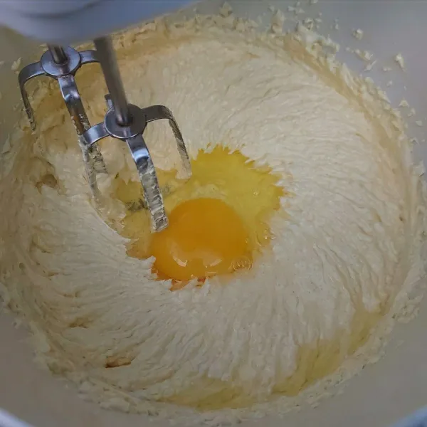 Masukkan telur satu persatu beri jeda 1 menit per telur nya, kocok rata.