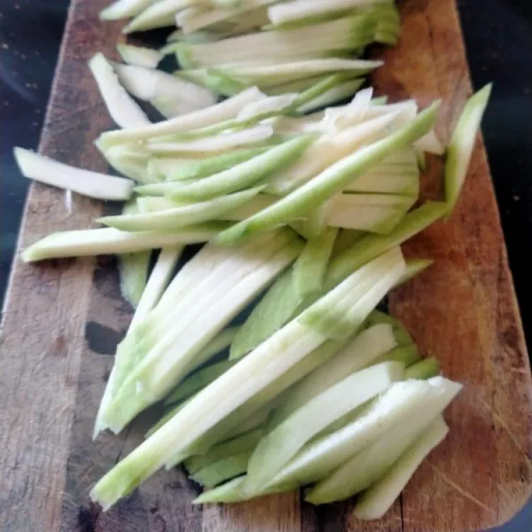 Iris tipis mangga mudanya.