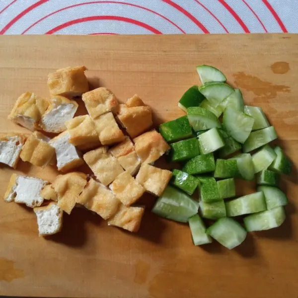 Potong dadu timun, tahu dan tempe goreng.
