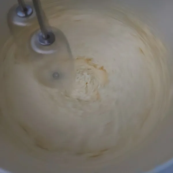 Mixer butter dan gula hingga lembut dan warnanya berubah menjadi pucat.