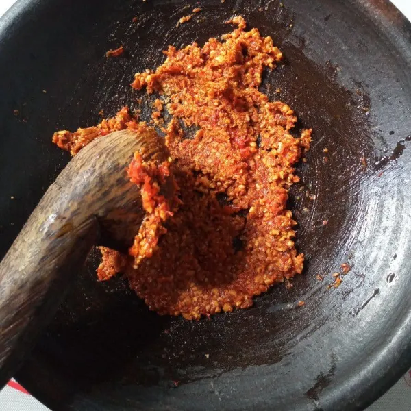 Masukkan kacang tanah goreng dan gula merah, uleh halus.