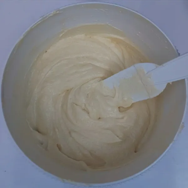Masukkan susu UHT berselang seling dengan campuran terigu dan bp. Mixer dgn kec.rendah asal rata saja. Lalu lanjutkan mengaduk dgn spatula sampai tercampur rata.