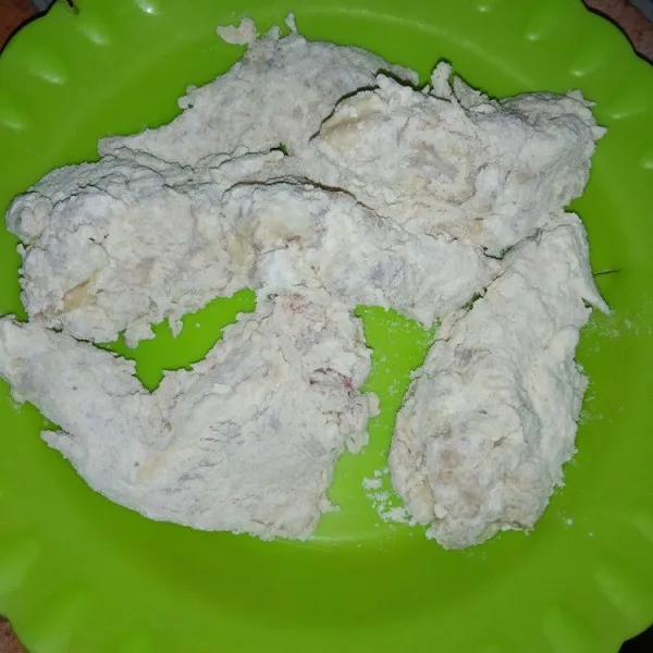 Balurkan ayam pada tepung kering sambil dicubit-cubit agar tepung menjadi keriting