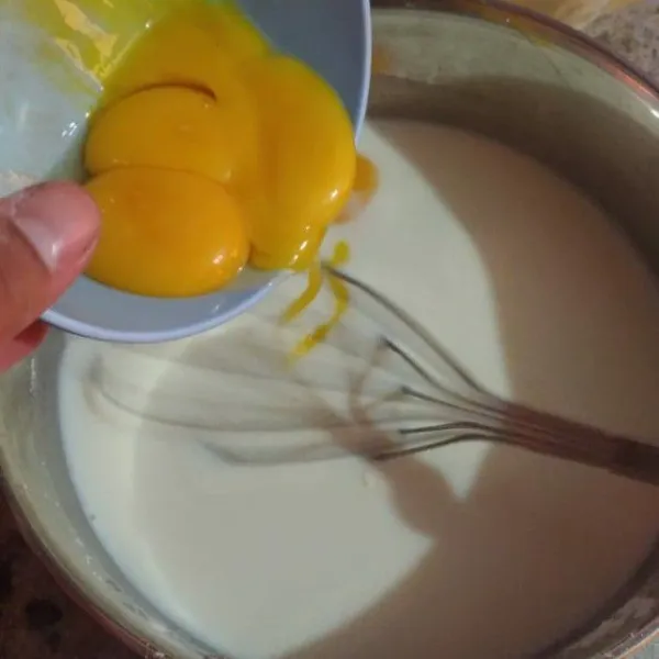 Lalu masukan kuning telur, kocok pelan-pelan sampai kuning tercampur rata