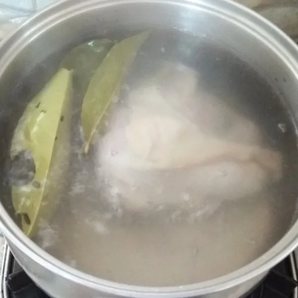 Rebus ayam hingga matang. Setelah ayam matang, angkat ayamnya. Lalu goreng. Sisihkan dulu air rebusannya (air rebusan ayam akan dipakai lagi untuk kuah soto).