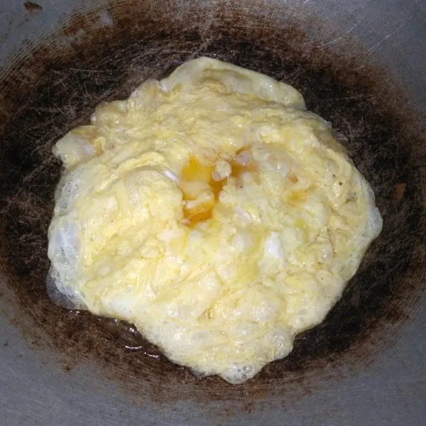 Kocok lepas telur dan tambahkan garam sejumput kemudian goreng