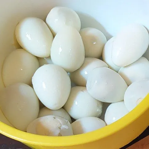 Rebus telur puyuh hingga matang. Bilas dengan air dingin lalu kupas.