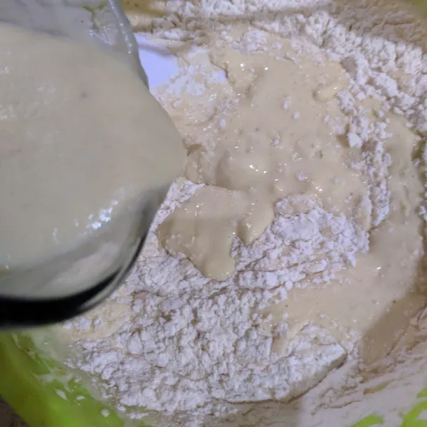 Masukan tepung, campuran kentang dan santan yang sudah diblender sebelumnya.aduk rata.