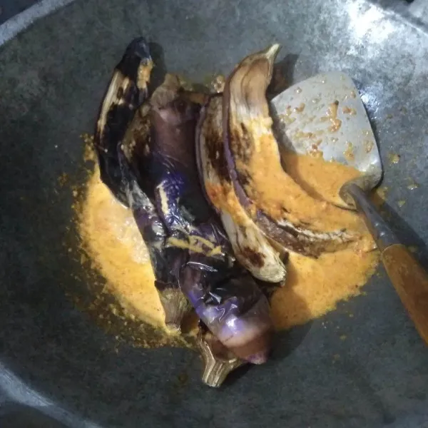 Masukkan terong bakar, aduk rata.