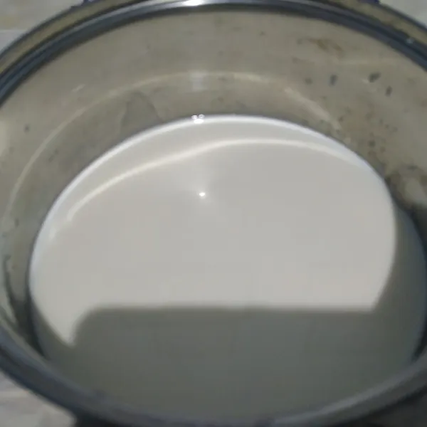 Siapkan wadah. Masukkan susu cair plain.