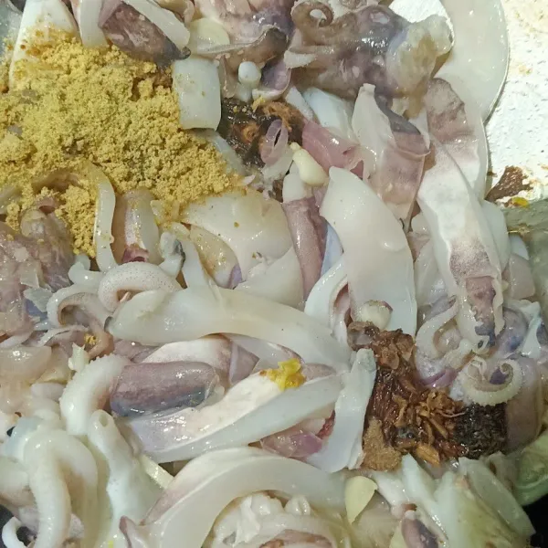 Lalu masukkan garam, gula, dan bubuk kunyit