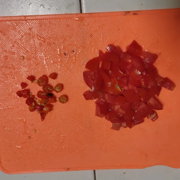 Untuk sambal, potong tipis cabai rawit. Potong dadu tomat. Remas-remas tomat dan beri 1/2 enting air matang. Campurkan dengan cabai dan garam. Sajikan bersama ikan.