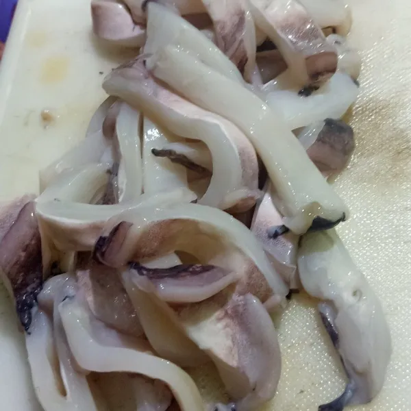 Balakutak setelah bersih, lalu dipotong seukuran jari telunjuk lalu sisihkan