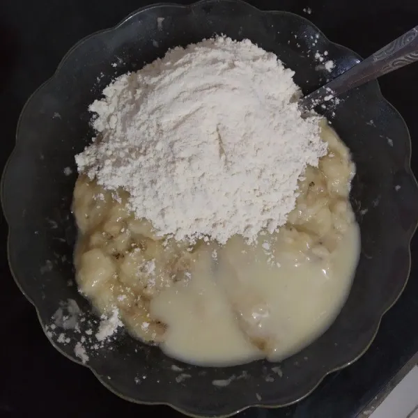 Tambahkan gula pasir, susu kental manis putih dan juga terigu.