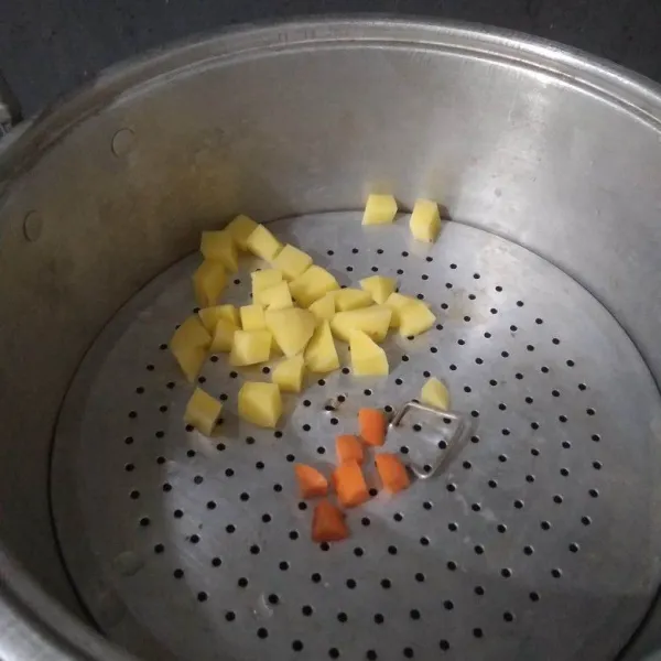 Kukus wortel dan kentang yang sudah dipotong dadu hingga matang.