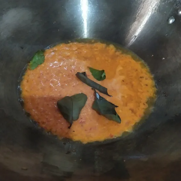 Panaskan 4 sdm minyak, tumis bumbu halus, salam, daun jeruk sampai harum