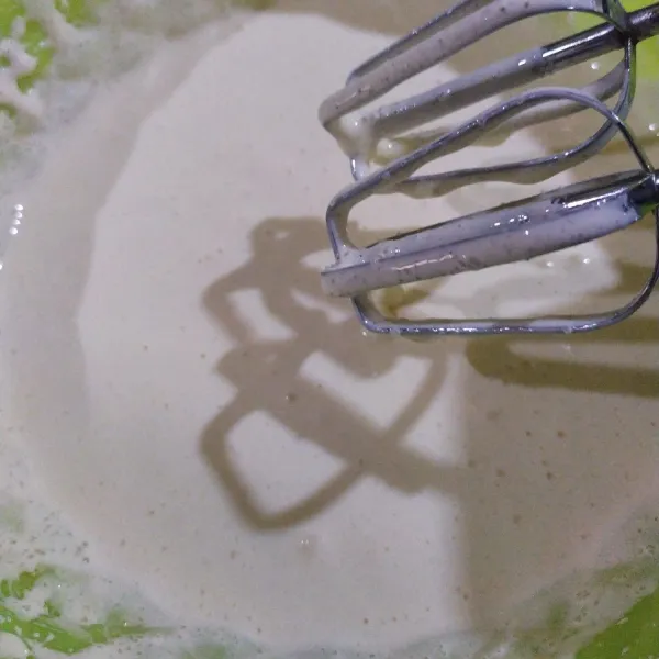 Mixer gula dan telur hingga bewarna putih pucat.